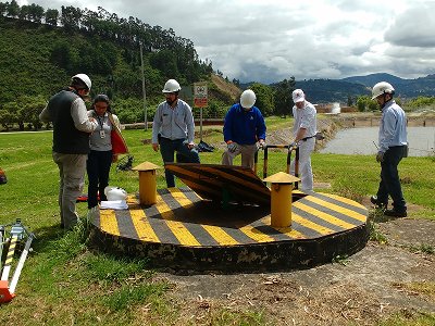 Entrenamiento sobre plataforma giratoria de rescate técnico