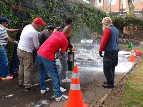 Brigada de emergencia en entrenamiento de campo