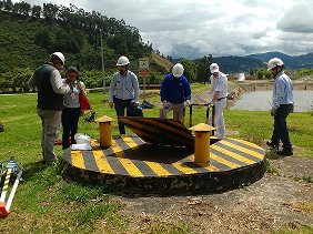 Equipo en campo junto a instalación industrial