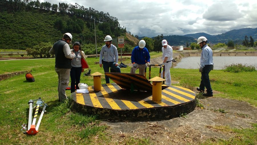 Acompañamiento en campo junto a estructura industrial