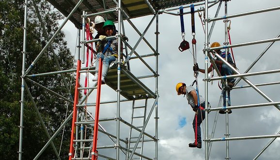 Entrenamiento de rescate en alturas sobre andamio